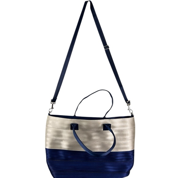 Harveys seatbelt tote bag in a two-tone design - Picture 2 of 9